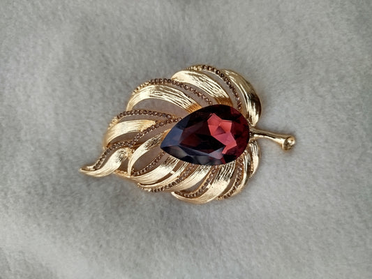 Memoria statement brooch